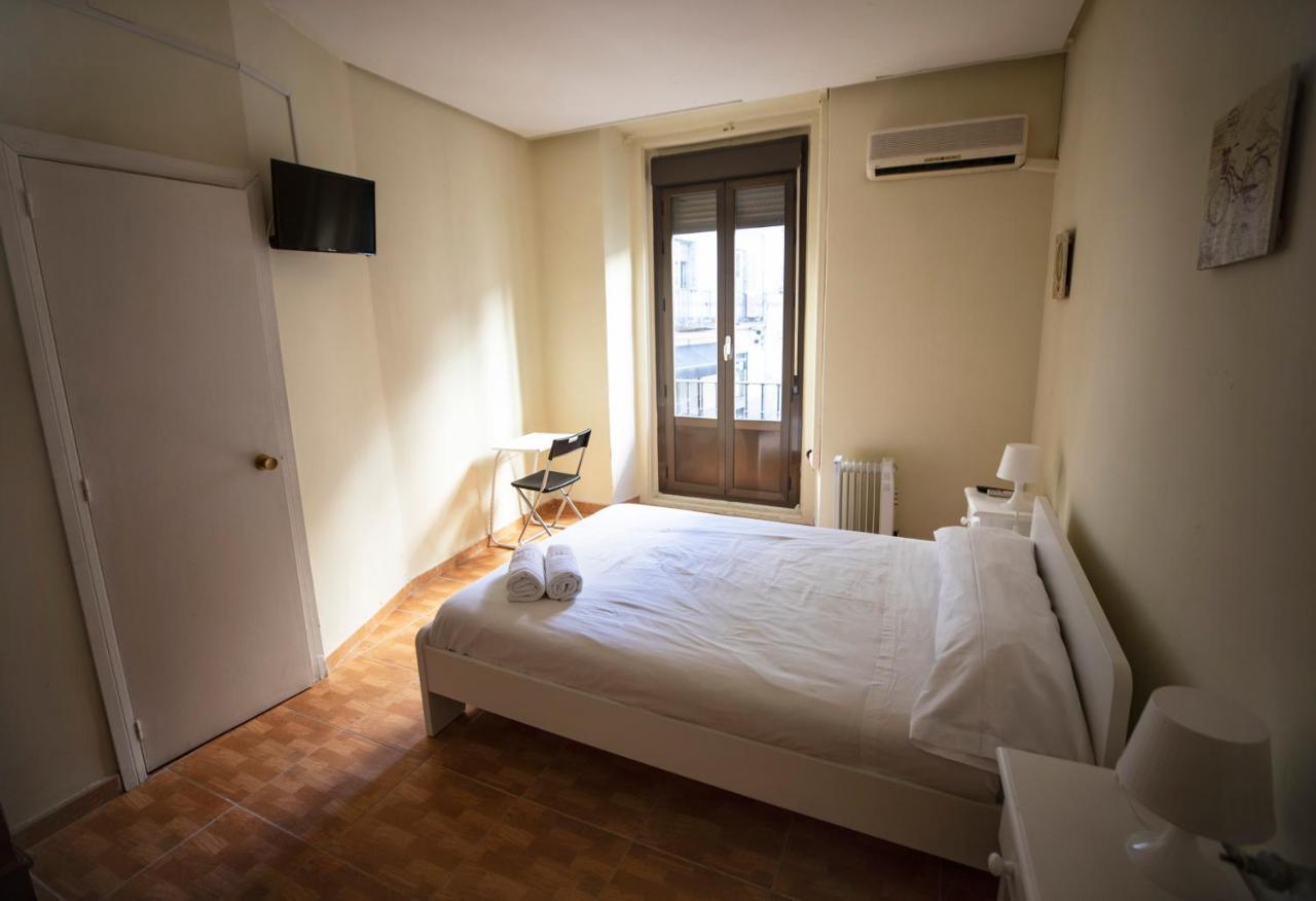 Hostal Los Perales Madrid Exterior photo A room at the hotel