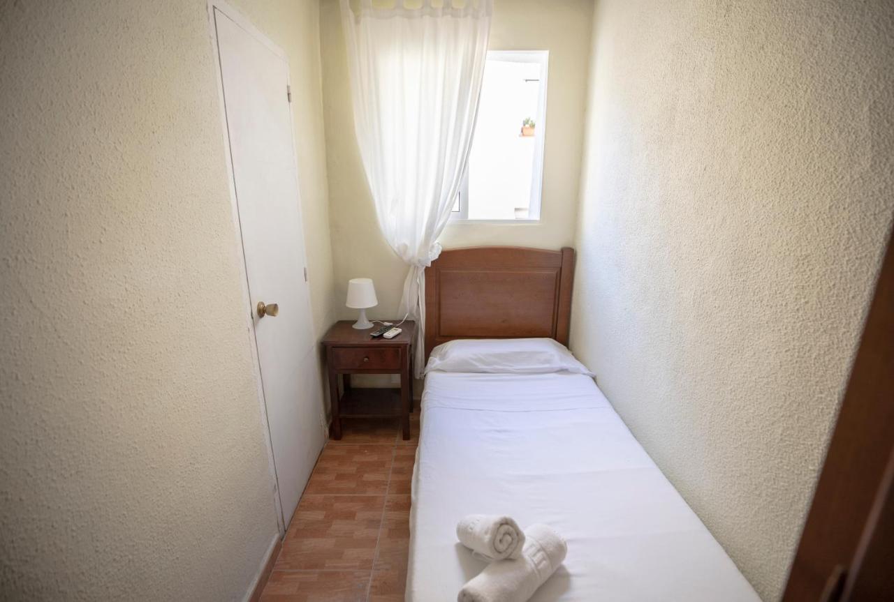 Hostal Los Perales Madrid Exterior photo A single room